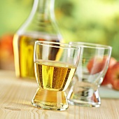 Cidre in Glas und Karaffe
