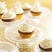 Weihnachtliche Cupcakes mit Silberperlen