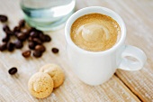 Cappuccino, Amaretti und Kaffeebohnen