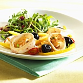 Tintenfischsalat mit Oliven und Paprika