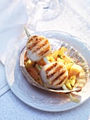 Grilled scallops on mango salad