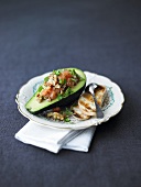 Avocado mit Tomaten-Gremolata gefüllt