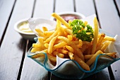 Pommes frites mit Mayonnaise und Ketchup