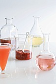 Fruchtsirup und -kompott in verschiedenen Glasflaschen