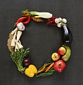 Buchstabe O aus Gemüse, Obst, Pilzen und Getreide