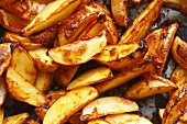 Potato wedges on baking tray (close-up)