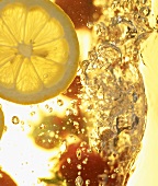 Eiskalter Drink mit Zitronenscheibe (Ausschnitt)