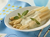 Spargel mit Kräutersauce aus dem Römertopf