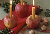 Weihnachtliche Tischdeko: ausgehöhlte Äpfel mit Kerzen