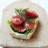 Smoked salmon, tomatoes and dill on bread