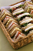 Verschiedene Sandwiches im Brotkorb