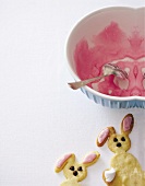 Osterhasen-Plätzchen mit rosa Zuckerglasur