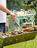 Barbecuing mussels and pita bread