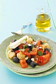 Tomaten-Oliven-Salat mit Feta und Croûtons