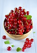 Redcurrants in wooden bowl