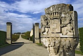 Steinsäule mit Wappen Château d'Yquem, Sauternes, Gironde