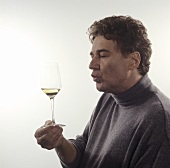 Releasing wine aroma in the mouth by sucking in air