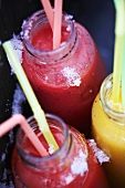 Verschiedene eisgekühlte Smoothies