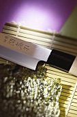 Noriblätter und Messer auf Bambusmatte (Japan)