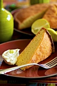 Rum cake with cream and limes