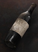 Alte Weissweinflasche mit Etikett (Sauternes)