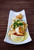 Grilled scallops with lemon slices