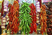 A market stall with chilli pepper and garlic (Mercat de St. Josep (Boqueria), Las Ramblas, Barcelona, Spain)