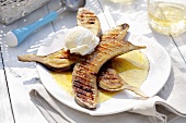 Barbecued bananas with honey sauce and vanilla ice cream