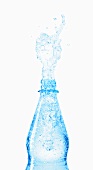 Wasser spritzt aus Flasche