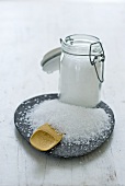 Salz im Vorratsglas und daneben