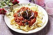 Tagliatelle mit Tomatensauce, Oliven und Kapern