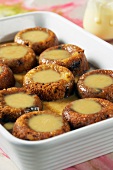 Bananen-Dattel-Pudding mit Karamellsauce