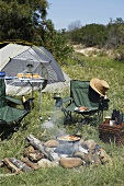 Camping (Feuerstelle, Campingstühle und Zelt)