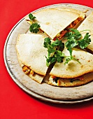 Quesadillas mit Kürbis, Feta und Koriander