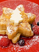 Sternförmige Pancakes mit Butter, Beeren und Ahornsirup