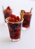 Rotwein-Erdbeer-Bowle mit Zimt