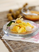 Exotischer Fruchtsalat mit Ananas und Longan