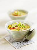 Asiatische Suppe mit Mais, Krebs- und Hühnchenfleisch