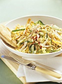 Asiatischer Salat mit Hähnchenstücken, Erdnüssen und Sprossen