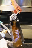 Honig wird in einer Fabrik industriell verarbeitet