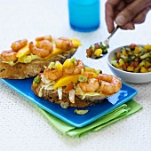 Crostini with shrimps, mango and vegetables