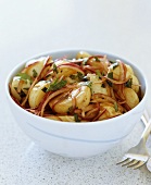 Kartoffelsalat mit roten Zwiebeln und Petersilie