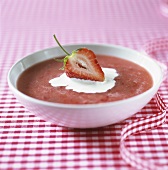Cold strawberry soup with cream