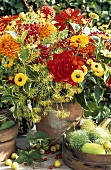Bouquet aus Sommerblumen, Beeren, Kräutern