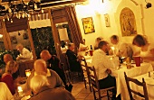 Blick ins Restaurant 'Au brin de Thym', Arles, Frankreich
