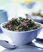 Bohnensalat mit roten Zwiebeln und Petersilie