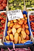 Tomaten auf einem Markt in Cetona, Italien