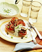 Beef and tomatoes with yoghurt sauce on flatbread