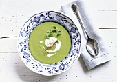 Pea soup with mint and cinnamon