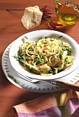 Spicy pasta with herbs and rocket 